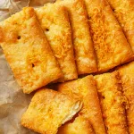 Bánh Quy Kenju 2 Lớp Nhân Gà Nướng Phô Mai 216g - Túi 16 Gói