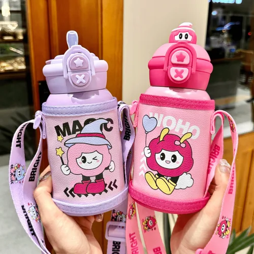 Bình Nước Giữ Nhiệt Cho Bé In Hoạt Hình Có Quai Đeo 450ml