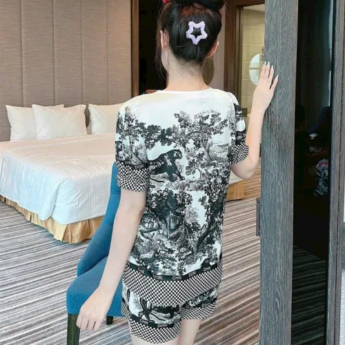 Đồ bộ quần đùi áo tay ngắn cổ vuông hoạ tiết