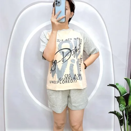 Đồ bộ quần đùi áo tay ngắn in nhiều chữ màu đậm
