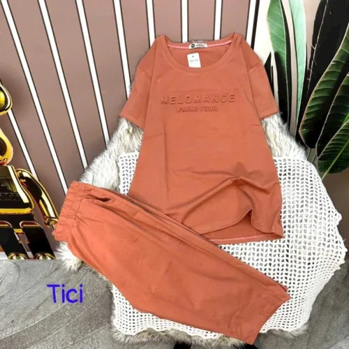 Đồ bộ quần lửng áo tay ngắn màu trơn in chữ dập nổi