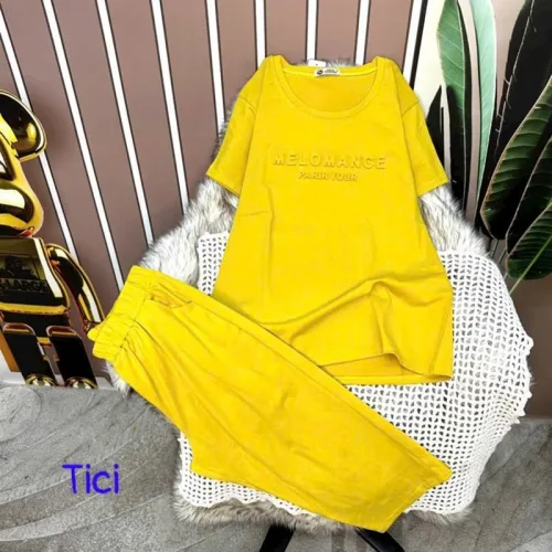 Đồ bộ quần lửng áo tay ngắn màu trơn in chữ dập nổi