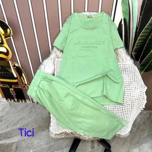 Đồ bộ quần lửng áo tay ngắn màu trơn in chữ dập nổi