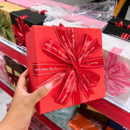 Hộp Quà Giấy Vuông Nhỏ Nhiều Màu Nắp Rời Có Thắt Nơ 16x16x8cm - Hộp Không Có Hoa Rơm Giao Ngẫu Nhiên