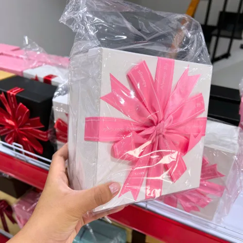 Hộp Quà Giấy Vuông Nhỏ Nhiều Màu Nắp Rời Có Thắt Nơ 16x16x8cm - Hộp Không Có Hoa Rơm Giao Ngẫu Nhiên