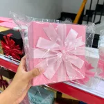 Hộp Quà Giấy Vuông Nhỏ Nhiều Màu Nắp Rời Có Thắt Nơ 16x16x8cm - Hộp Không Có Hoa Rơm Giao Ngẫu Nhiên