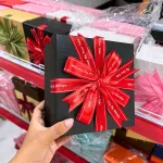 Hộp Quà Giấy Vuông Nhỏ Nhiều Màu Nắp Rời Có Thắt Nơ 16x16x8cm - Hộp Không Có Hoa Rơm Giao Ngẫu Nhiên