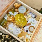 Hộp Quà Tết - Hộp Bánh Cứng Cổ Điển Có Rượu Phối Màu Vàng Sang Trọng - Quà Trang Trí Tết