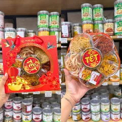 Hộp Qùa Tết Set Khô Lục Vị 2026 (Mực xé, khô gà lá chanh, khô tẩm vị heo, khô tẩm vị bò, chà bông xù)