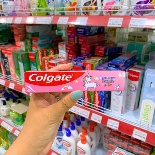 Kem Đánh Răng Colgate Ngừa Sâu Răng Em Bé 2+ Tuổi Hương Dâu 40g - Màu Hồng