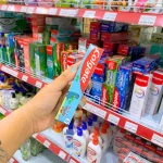Kem Đánh Răng Colgate Ngừa Sâu Răng Em Bé 2+ Tuổi Hương Dâu 40g - Màu Xanh
