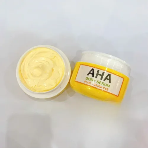 AHA Body Serum và chi tiết màu vàng khiến sản phẩm dễ nhận ra