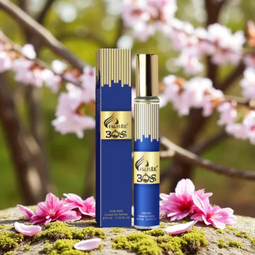 Charme Boss xuất hiện cạnh hoa nở, gợi phần giữa có điểm hoa trong cấu trúc hương.