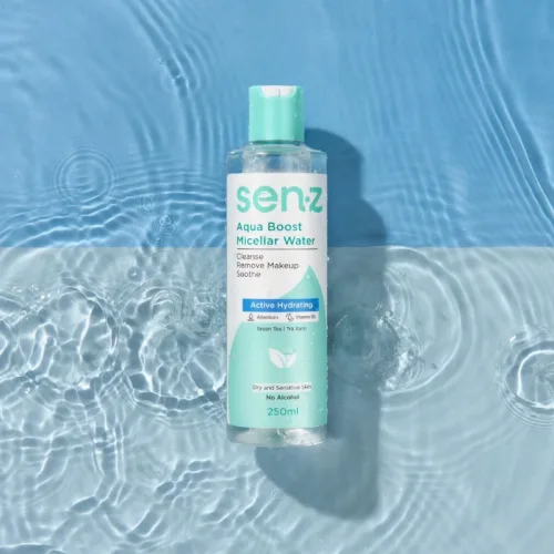 Chai nắp xanh bạc hà với nhãn Active Hydrating trên nền nước