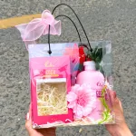 Set Giỏ Quà Tặng Sữa Tắm Nước Hoa Charme Coco Hồng + Nước Hoa Charme Coco (Có Đèn Chớp)