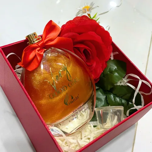 Set Hộp Quà Tặng Nước Hoa Nữ Charme Very Good Girl Xịt Có Kim Tuyến 100ml - Hộp Hoa Rơm Nhiều Màu