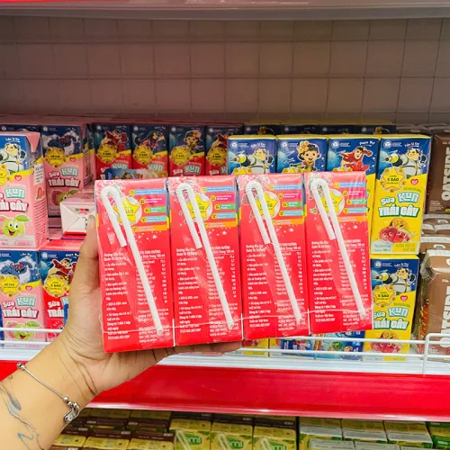 Sữa Dinh Dưỡng Trái Cây KUN Hương Dâu Lốc 4 Hộp - (180ml/Hộp)