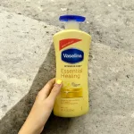 Sữa Dưỡng Thể Vaseline Intensive Care Essential Healing Màu Vàng 725ml - Hàng Xách Tay
