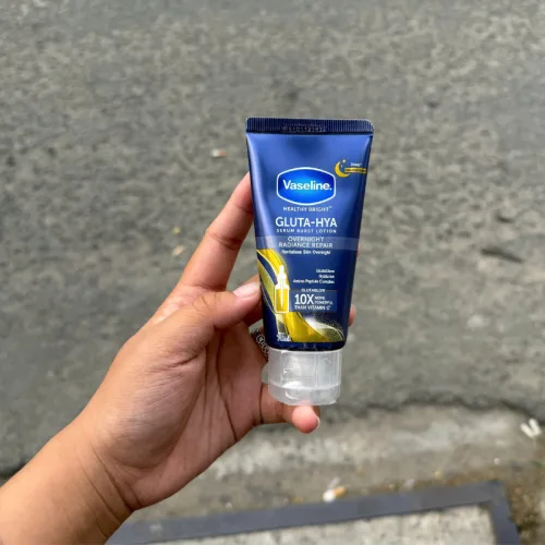 Sữa Dưỡng Thể Vaseline Sáng Mịn Da Tuýp Màu Xanh 70ml