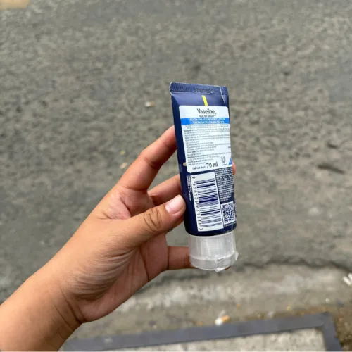 Sữa Dưỡng Thể Vaseline Sáng Mịn Da Tuýp Màu Xanh 70ml