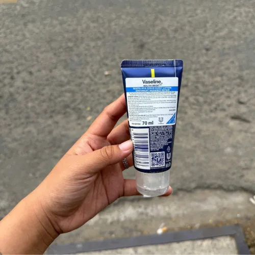 Sữa Dưỡng Thể Vaseline Sáng Mịn Da Tuýp Màu Xanh 70ml