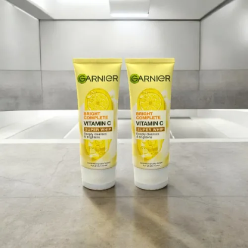 Sữa Rửa Mặt Dạng Bọt Garnier Bright Complete Vitamin C Super Whip 100ml
