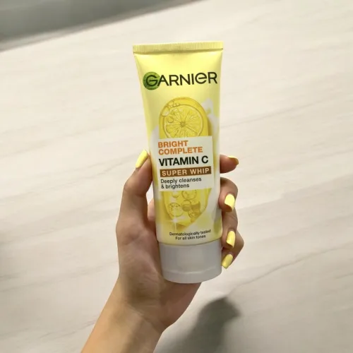 Sữa Rửa Mặt Garnier Sạch Sâu Sáng Da Bright Complete Vitamin C Super Whip Deeply Cleanses & Brightens 100ml