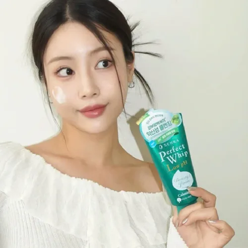 Sữa Rửa Mặt Senka Perfect Whip Chiết Xuất Rau Má Màu Xanh Lá Dịu Nhẹ Cho Da Nhạy Cảm 100g