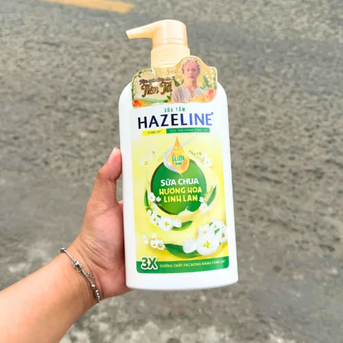 Sữa Tắm Hazeline Nâng Tông Da 3X Sữa Chua Hương Hoa Linh Lan 667ml