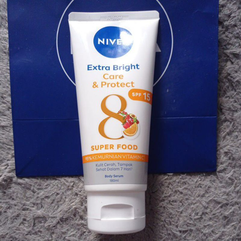 Mặt trước tuýp cho thấy Extra Bright Care & Protect, Super Food và 180ml