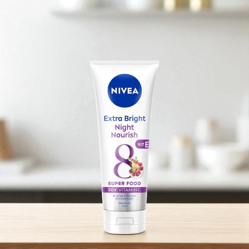 Mặt trước tuýp trắng–tím, dòng “Extra Bright Night Nourish” rõ nét.