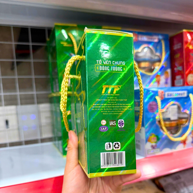 Mặt hông hộp với thông tin nhận diện và mã vạch