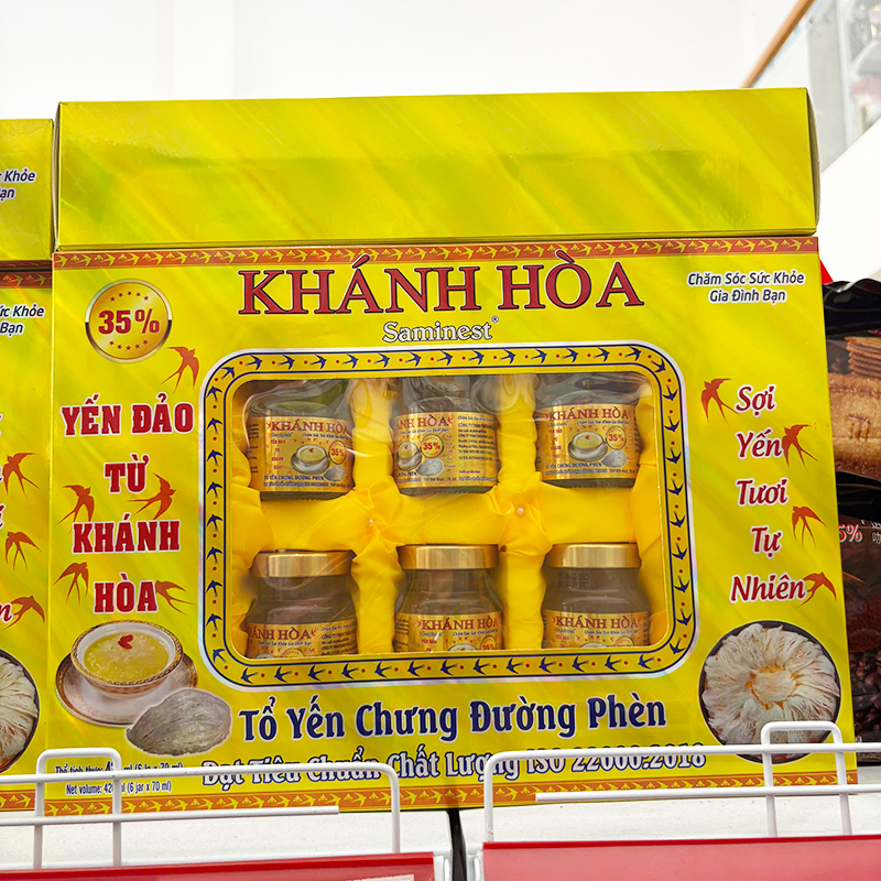 Thiết kế hộp quà màu vàng nổi bật, bên trong gồm 6 hũ yến chưng.