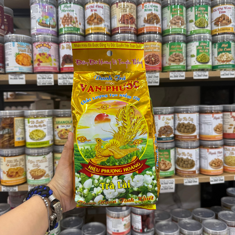 Mặt trước bao bì với tên trà và nhận diện thương hiệu