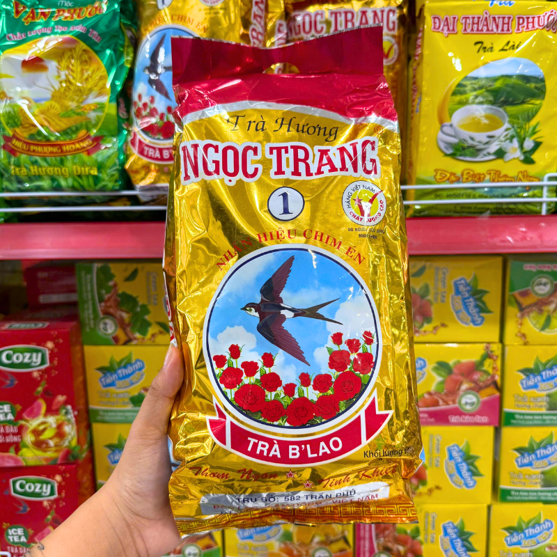 Mặt trước gói trà với nhận diện màu vàng và tên sản phẩm nổi bật