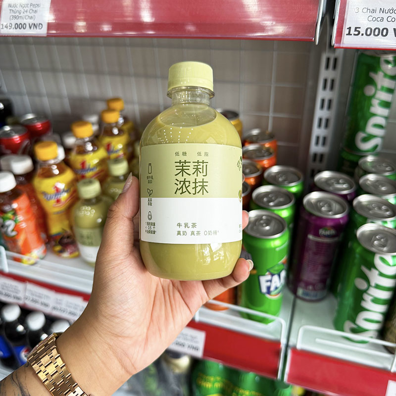 Thiết kế nhãn trước với tông xanh nhạt và tên vị “茉莉浓抹”