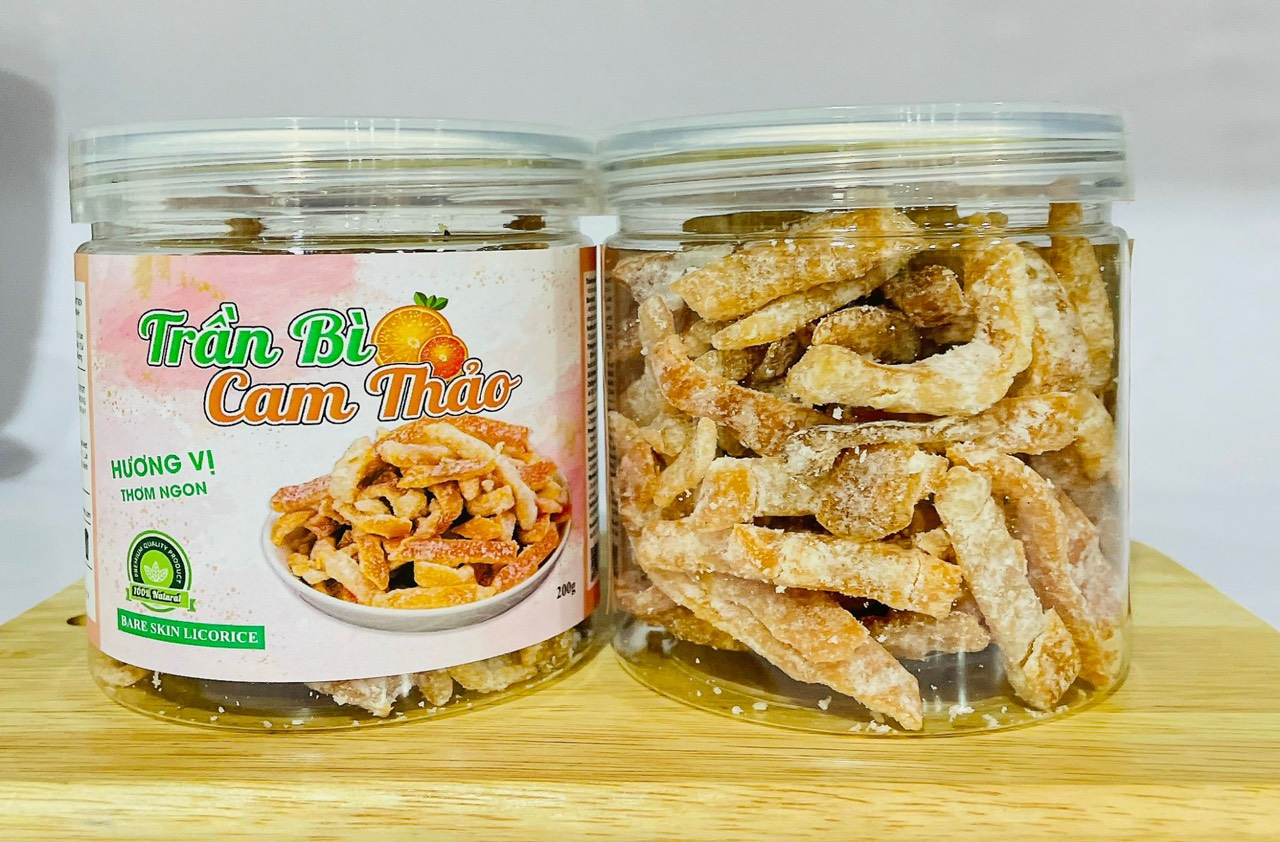 Cận cảnh hộp sản phẩm và các miếng trần bì bên trong