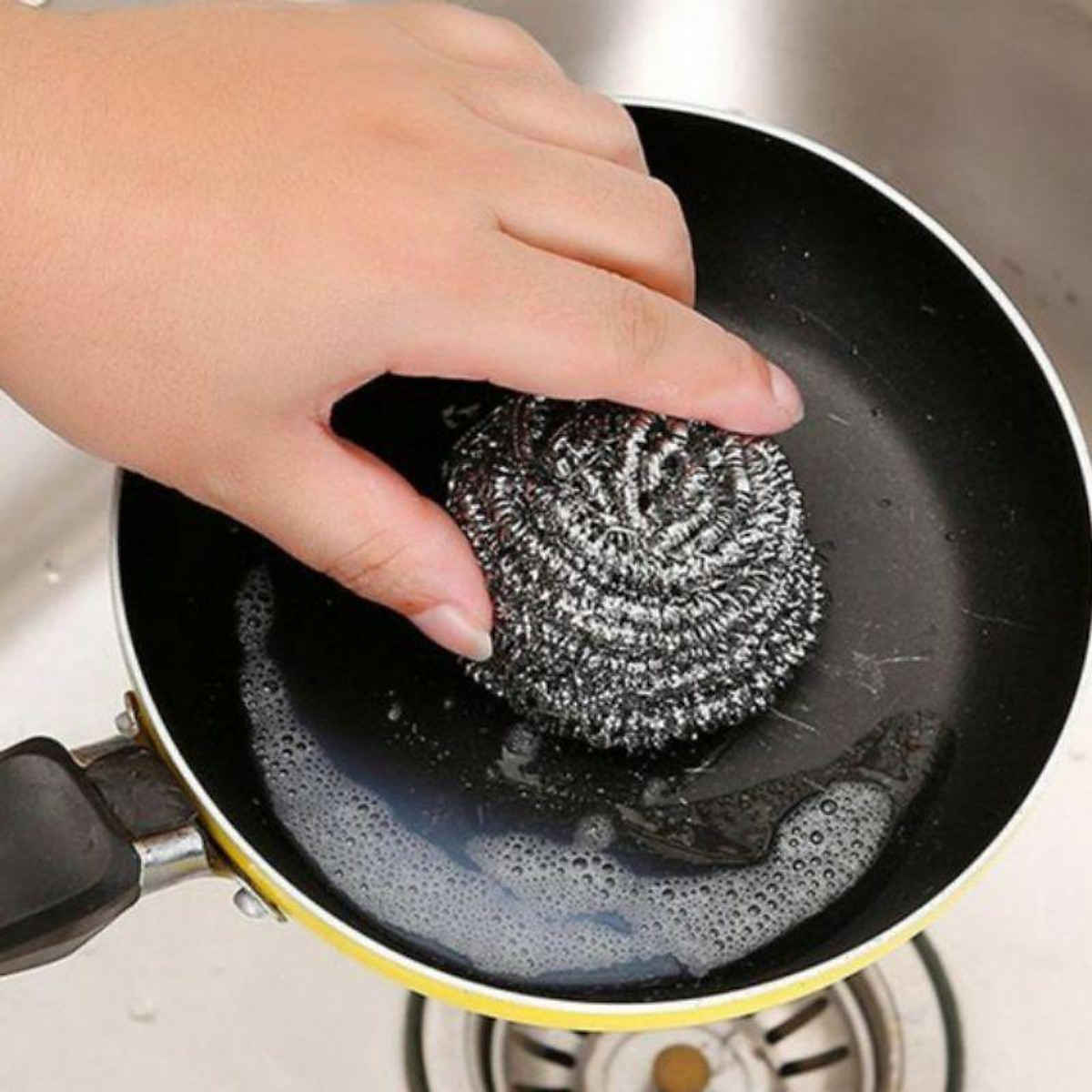 Minh họa thao tác chà rửa trực tiếp trên chảo
