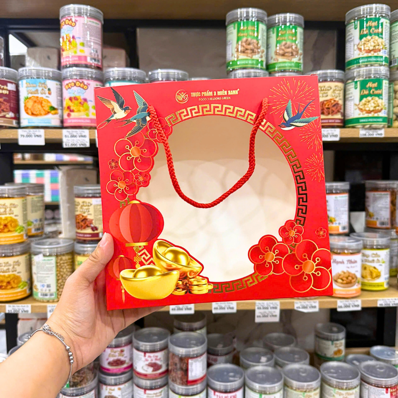 Mẫu túi nền đỏ với lồng đèn, én bay và thỏi vàng