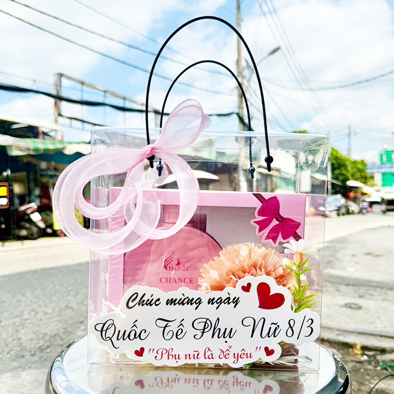Hình ảnh Túi Quà Tặng 8-3 Sữa Tắm Nước Hoa Charme Chance Hồng 250ml + Nước Hoa Charme Chance (Có Đèn Chớp) trong bộ sưu tập sữa tắm charme