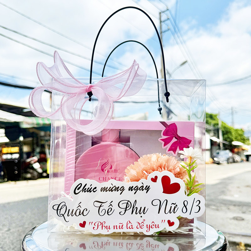 Sữa tắm màu hồng và nước hoa được sắp xếp gọn trong set quà