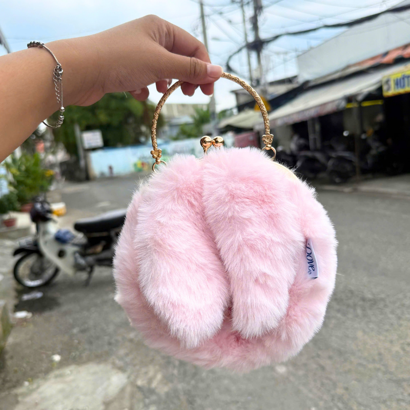 Mặt trước túi với chi tiết tai thỏ mềm nổi bật