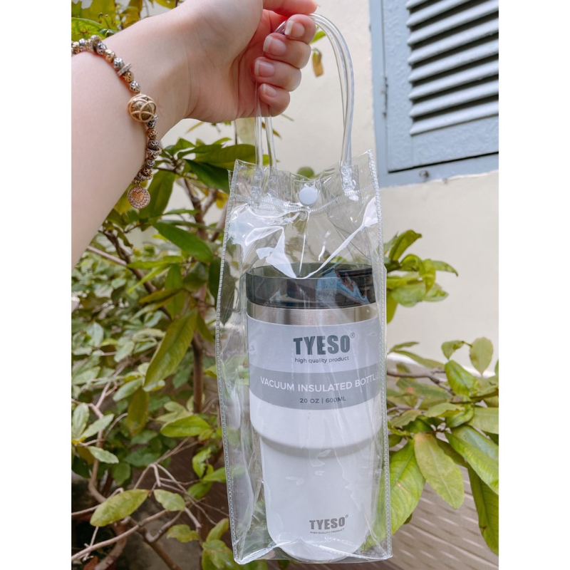 Kiểu quai xách và thân túi trong suốt khi cầm tay