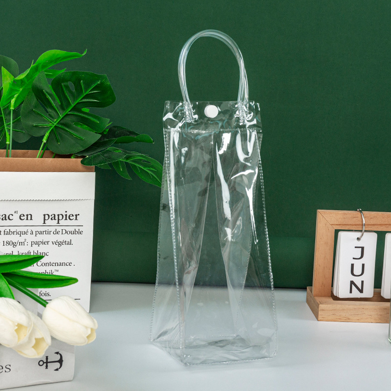 Túi trong suốt đặt đứng form trên mặt bàn