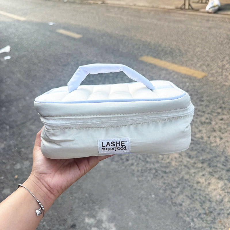 Túi Đựng Mỹ Phẩm Lashe Superfood Màu Trắng phù hợp để tham khảo khi chọn túi đựng mỹ phẩm