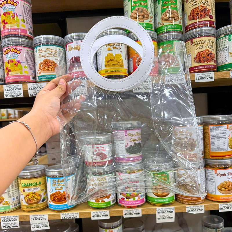 Mặt trước túi với thân trong suốt và quai cầm màu trắng