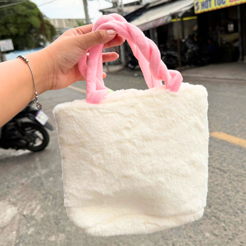 Mặt sau túi lông trắng, bề mặt mịn và phom dáng gọn gàng