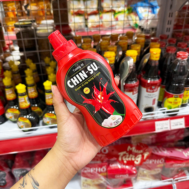 Mặt trước chai với thiết kế màu đỏ đặc trưng