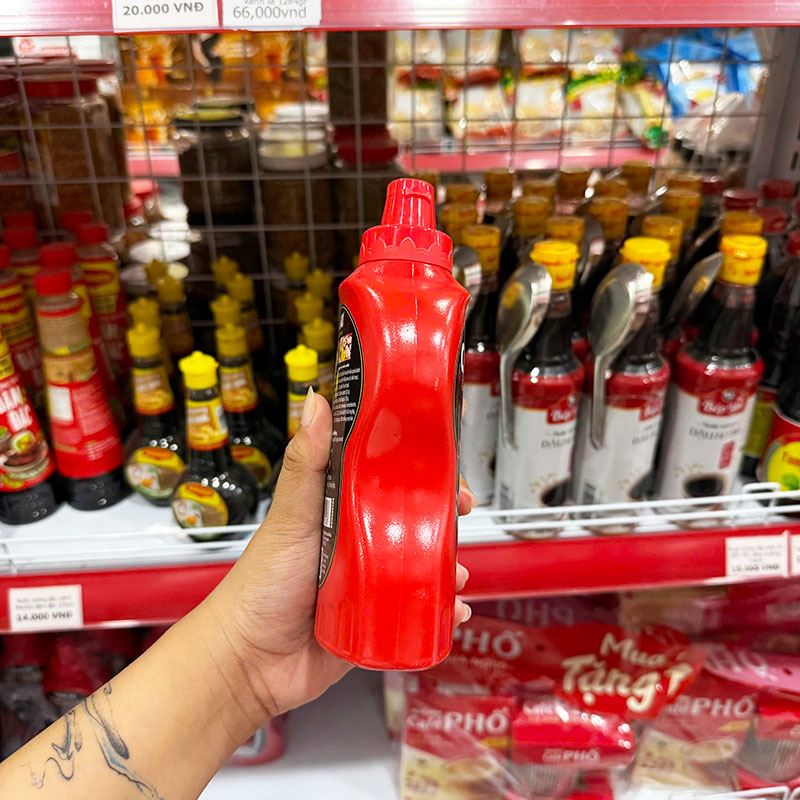 Dáng chai thon gọn, dễ cầm và bóp rót