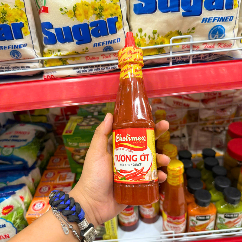 Mặt trước chai với nhãn sản phẩm rõ ràng